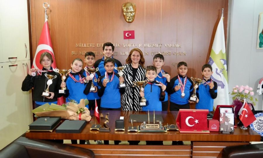 BAŞARILI SPORCULARDAN BAŞKANIMIZ SAYIN MÜGE YILDIZ TOPAK’A ZİYARET!