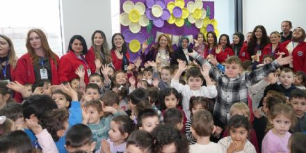 BA�KANIMIZ SAYIN M�GE YILDIZ TOPAK, ��RENC�LER�N KARNE HEYECANINA ORTAK OLDU
