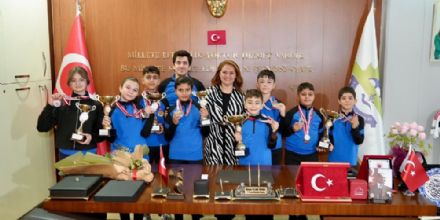 BA�ARILI SPORCULARDAN BA�KANIMIZ SAYIN M�GE YILDIZ TOPAK�A Z�YARET!
