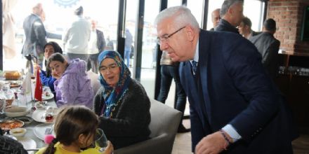 Bakan Yksel, Ergeneye yerleen afetzedelerle bir araya geldi