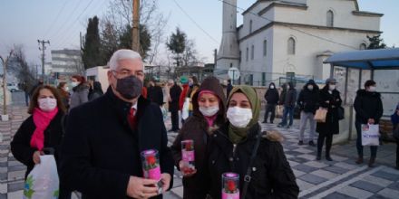 Ba�kan Y�ksel�den Kad�nlara �i�ekli Kutlama