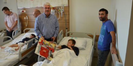 Bakan Yksel Snnet Olan ocuklar Ziyaret Etti