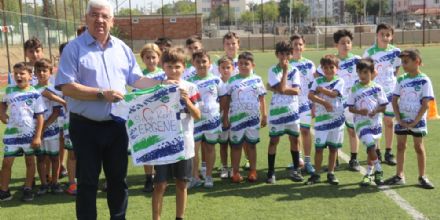 Ergene Belediyesi Bakan Rasim Yksel Futbol Kursundaki ocuklara Formalarn Datt
