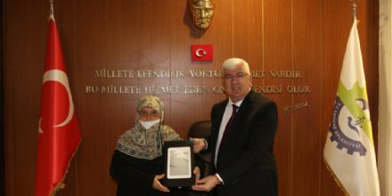 Bakan Ykselden Anlaml Hediye