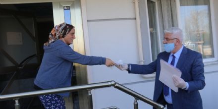 Ba�kan Y�ksel Maske Da��tmaya Devam Ediyor