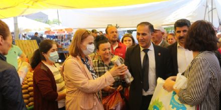 Ergene Belediyesi Anneler Gnnde Pazardaki Annelere Hediyeler Takdim Etti