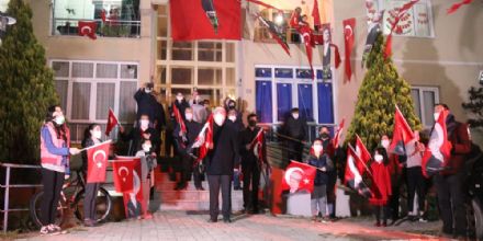 Ergene Tek Y�rek Oldu �stiklal Mar��n� Balkonlar�ndan Okudu