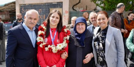 Ergenemizin Gururu Esma Nur Kara Dnya ampiyonu Oldu