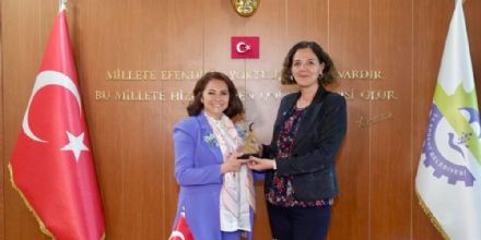 Belediye Başkanımız Sayın Müge Yıldız Topak’a Büyük Onur: “En Başarılı İlçe Belediye Başkanı” Ödülü