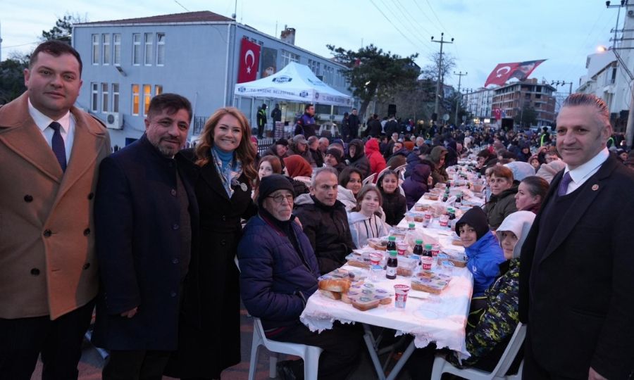 RAMAZANIN SON �FTARINDA B�NLERCE VATANDA� VEL�ME�E�DE BULU�TU!
