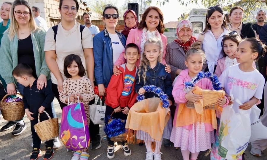 Sayn Bakanmz Pnarba Mahallesindeki Geleneksel ocuk Bayramlamasna Katld