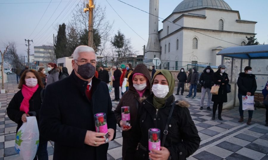 Ba�kan Y�ksel�den Kad�nlara �i�ekli Kutlama