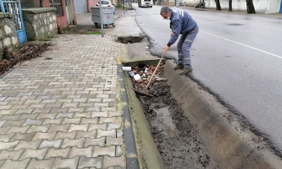 Ergenede Yamur Suyu Kanallar ve Yamur Suyu Izgaralar Temizlendi