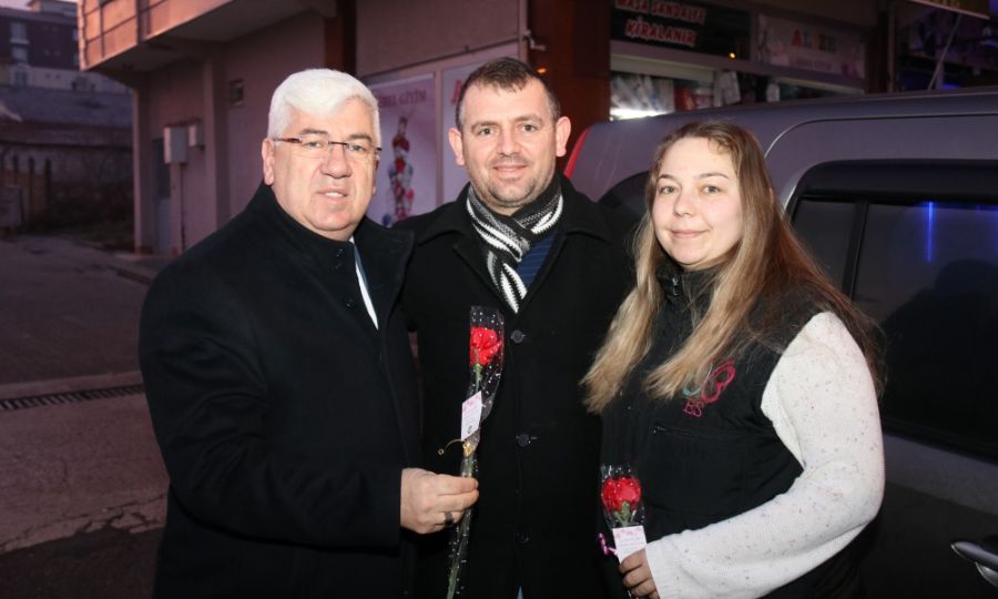 Ba�kan Y�ksel Sevgililer G�n� Dolay�s�yla Vatanda�lara �i�ek Da��tt�