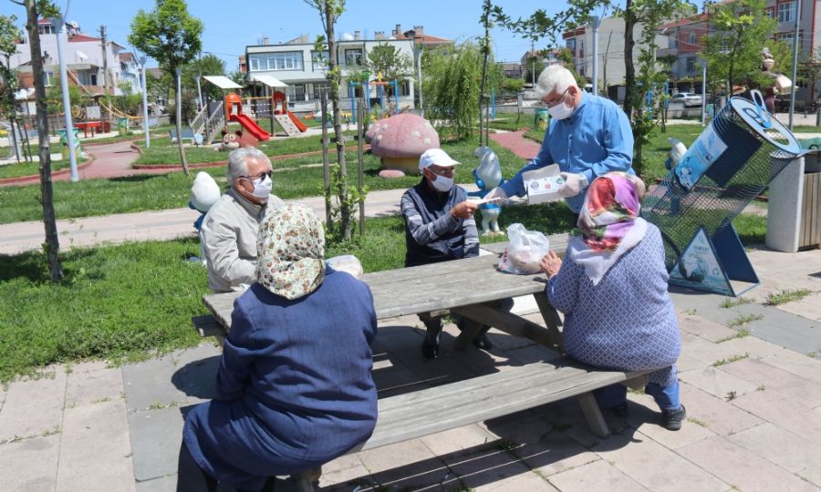 Ba�kan Y�ksel 65 Ya� �st� Vatanda�lara Parklarda Maske Da��tt�