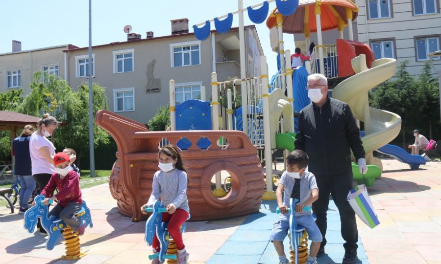 Ba�kan Y�ksel �ocuklar�n Sevincine Ortak Oldu