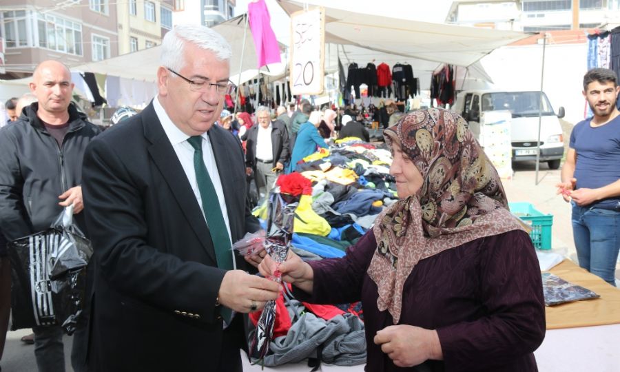 Ba�kan Y�ksel�den Kad�nlara Karanfilli Kutlama