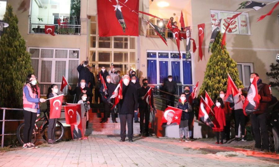 Ergene Tek Y�rek Oldu �stiklal Mar��n� Balkonlar�ndan Okudu